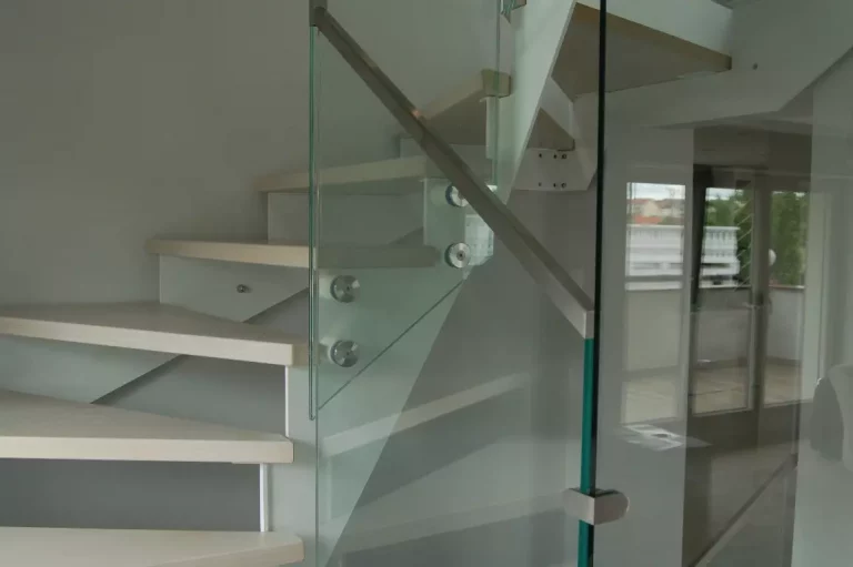 Bezramowe balustrady szklane – maksimum światła i elegancji